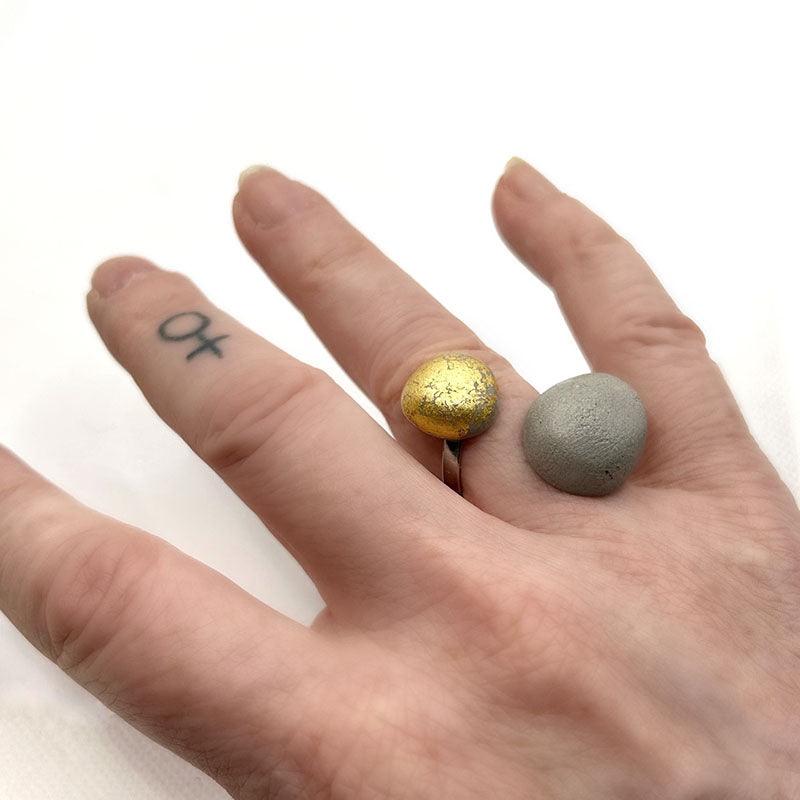Yasmine ring in gray concrete and gold