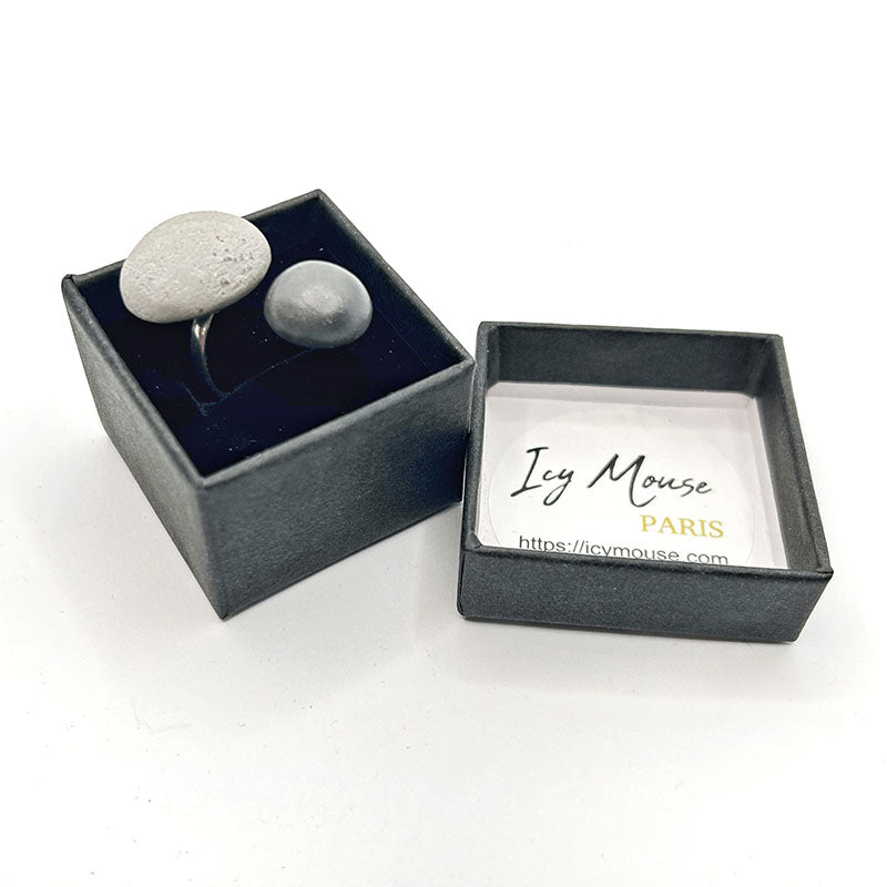 Yasmine ring in gray and black concrete