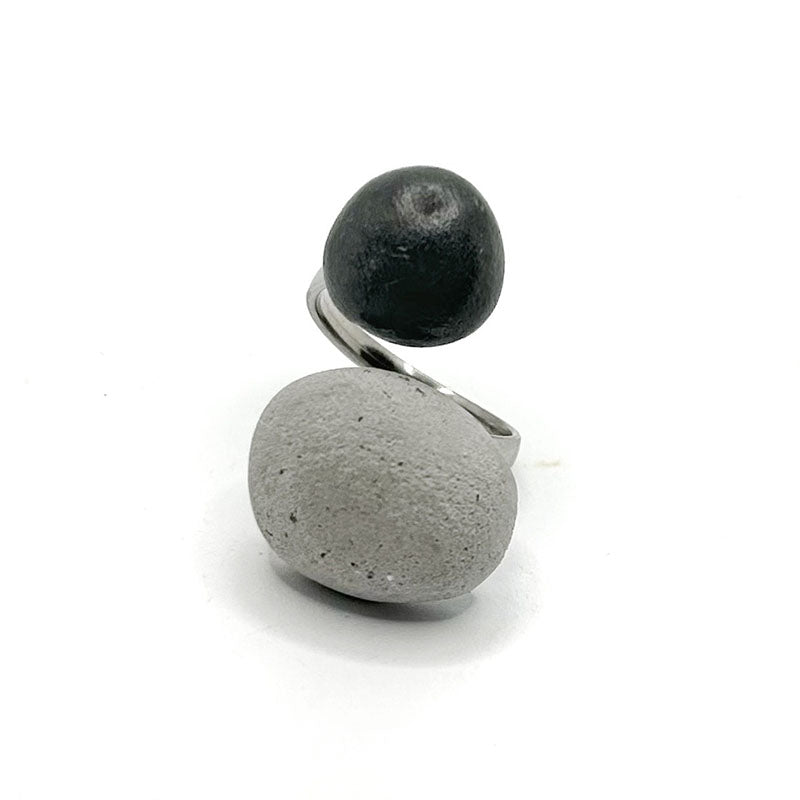 Yasmine ring in gray and black concrete