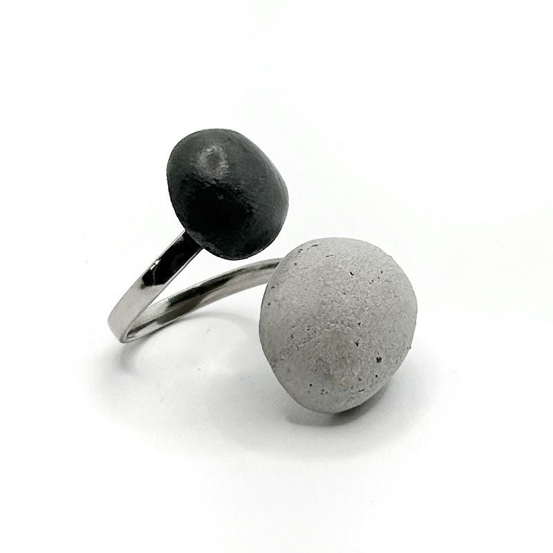 Yasmine ring in gray and black concrete
