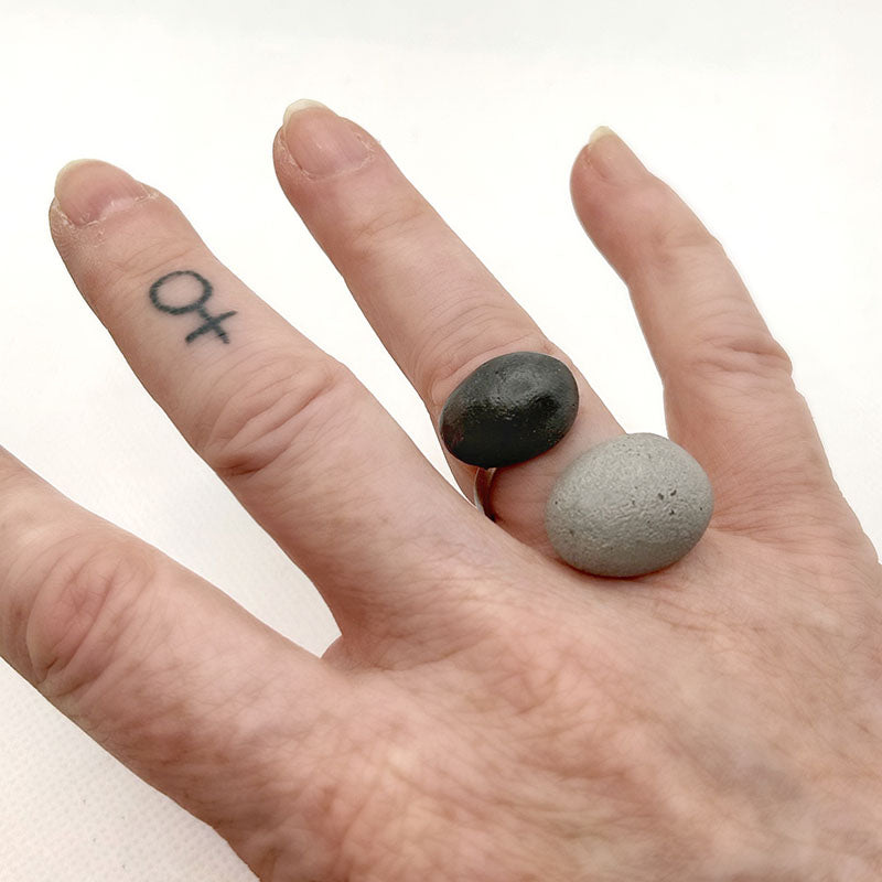 Yasmine ring in gray and black concrete