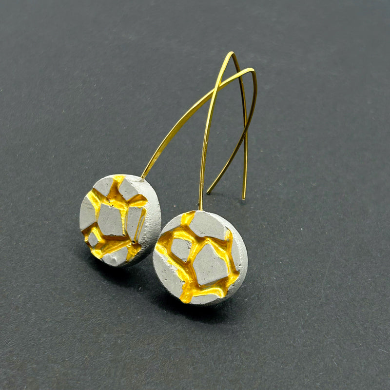 Boucles d'oreilles Patti béton gris et doré rondes