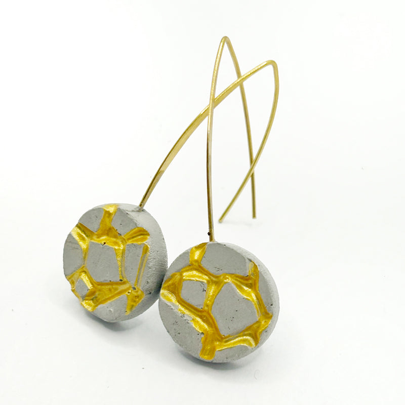 Boucles d'oreilles Patti béton gris et doré rondes