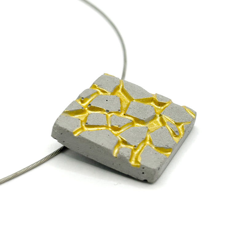 Collier Patti gris et doré carré
