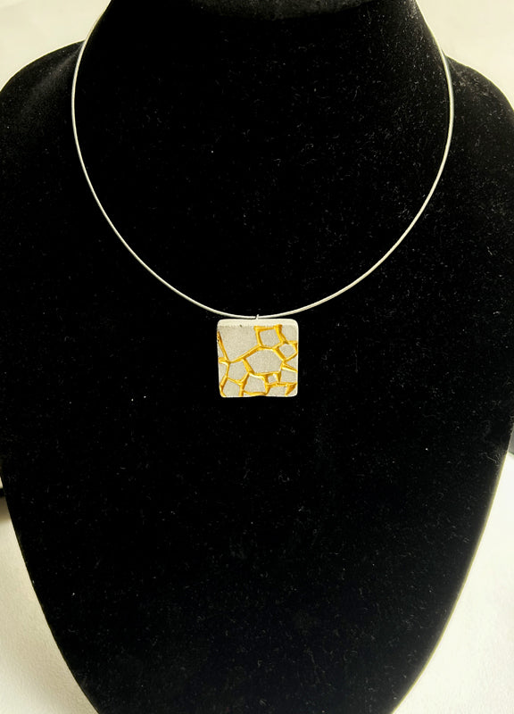 Collier Patti gris et doré carré