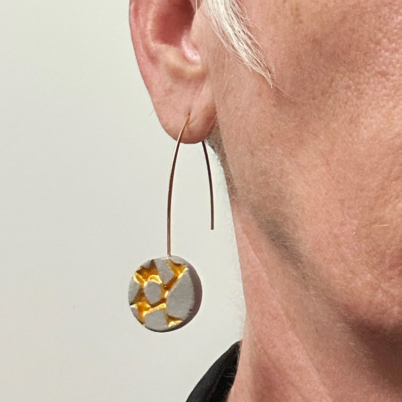 Boucles d'oreilles Patti béton gris et doré rondes