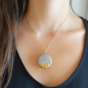 round necklace in concrete and golden shells Isaure by Icy Mouse
