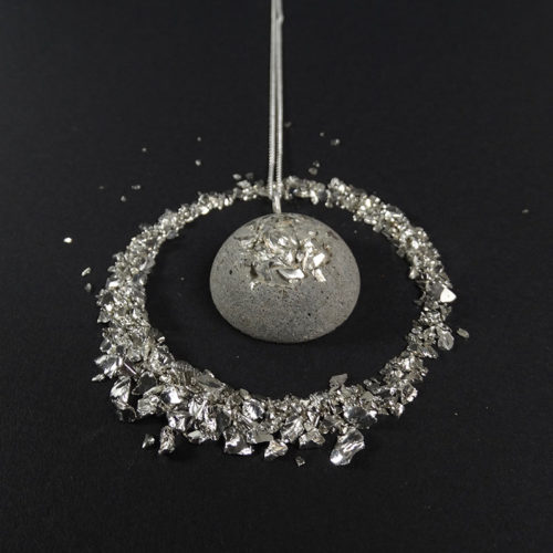 collier en béton forme cabochon avec cristaux argentés by Icy Mouse Paris