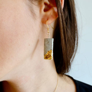 original rectangular earrings in concrete and golden shells Isaure by Icy Mouse