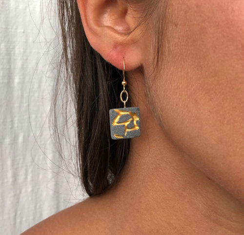 square earrings in black concrete and golden network
