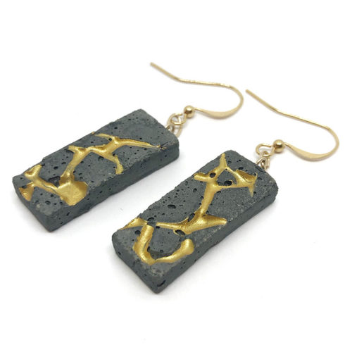 original rectangular earrings in black concrete and golden network Patti by Icy Mouse