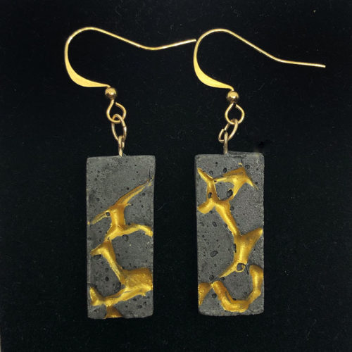 boucles d'oreilles originales rectangles en béton noir et réseau doré Patti by Icy Mouse