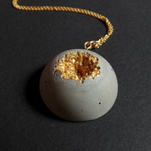 collier cabochon en béton, sable et feuille d'or 24k Inès by Icy Mouse