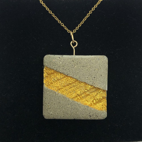 collier carré en béton empreinte dorée Marion by Icy Mouse