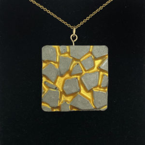collier carré en béton réseau doré Patti by Icy Mouse
