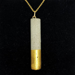 collier cylindrique en béton et feuille d'or 24 carat Luna by Icy Mouse - chaîne en gold-filled