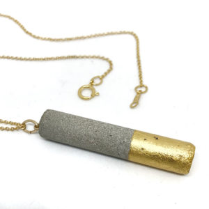 collier cylindrique en béton et feuille d'or 24 carat Luna by Icy Mouse - chaîne en gold-filled