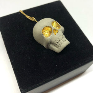 collier en béton et feuille d'or 24k forme tête de mort Lucy by Icy Mouse