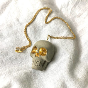 collier en béton et feuille d'or 24k forme tête de mort Lucy by Icy Mouse