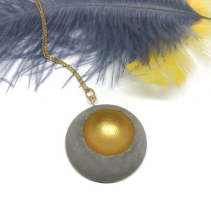 collier rond design en béton et creux doré Bulle by Icy Mouse