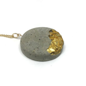 round necklace in concrete and golden shells Isaure by Icy Mouse