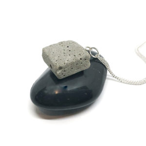 minuscule collier carré en béton Maëlle by Icy Mouse